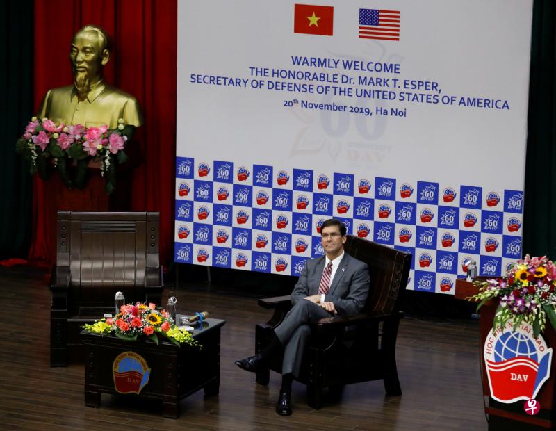 美国国防部长埃斯珀11月20日到位于河内的越南外交学院发表演说。（路透社） 