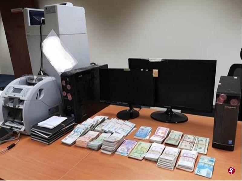 警方在执法行动中起获了现金4万元及相关证物。（警方提供） 