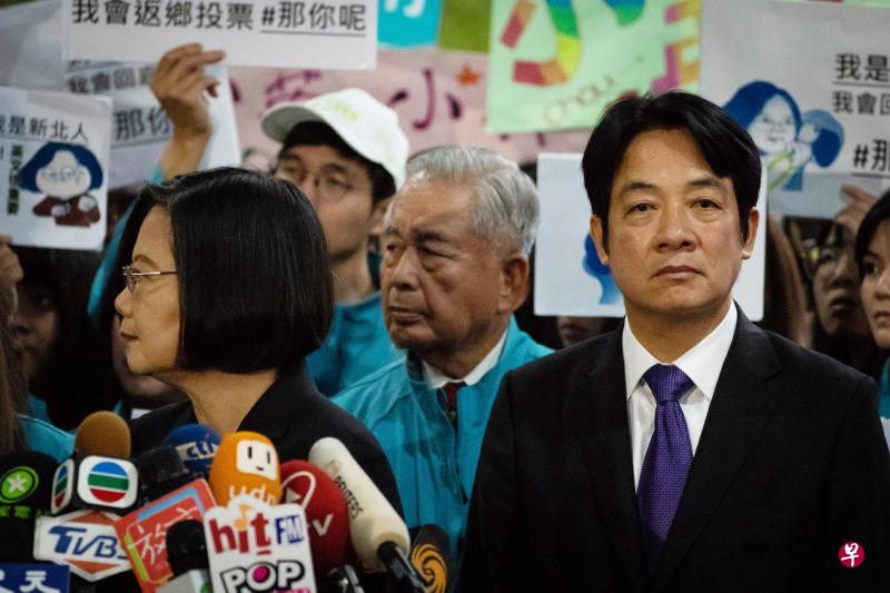 台湾总统蔡英文（左）与副手搭档赖清德昨天前往中央选举委员会登记，成为明年总统大选的正副总统候选人。（黄顺杰摄）