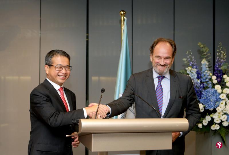 常设仲裁法院在麦士威国际争议解决豪院设首个亚洲办事处,卫生部兼律政部高级政务部长唐振辉(左)受邀出席开幕仪式。右为常设仲裁法院秘书长思伯斯。(严宣融摄) 常设仲裁法院在麦士威国际争议解决豪院设首个亚洲办事处,卫生部兼律政部高级政务部长唐振辉(左)受邀出席开幕仪式。右为常设仲裁法院秘书长思伯斯。(严宣融摄)