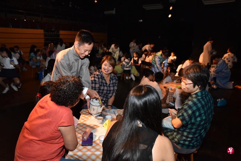 小演员说相声和倒茶都不是演戏,更像热情招待来家里的客人。(主办单位提供) 小演员说相声和倒茶都不是演戏,更像热情招待来家里的客人。(主办单位提供)