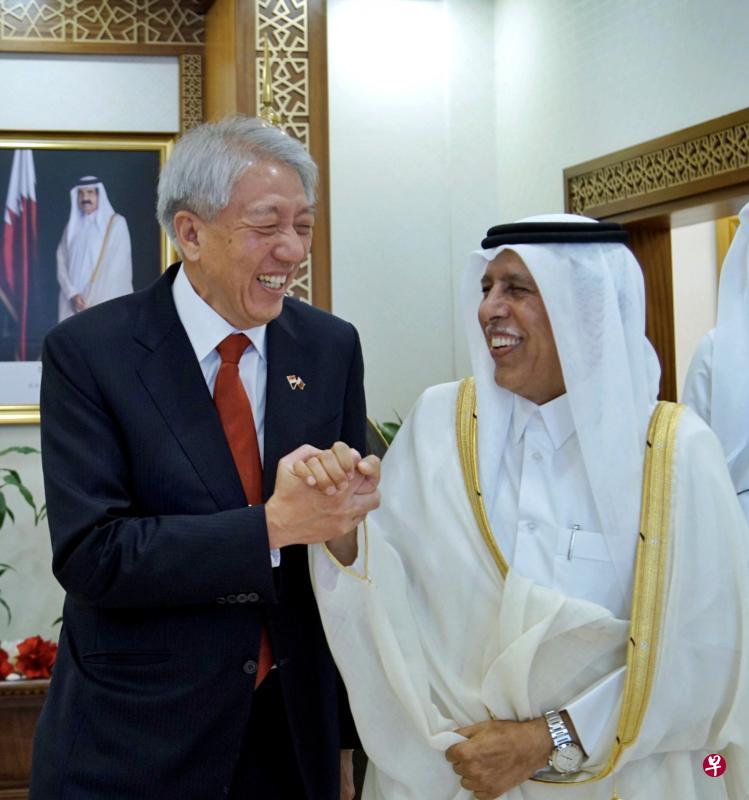 国务资政兼国家安全统筹部长张志贤(左)前天会见卡塔尔协商会议主席艾哈迈德,两人讨论如何鼓励新加坡国会与卡塔尔协商会议之间建立更多联系。(通讯及新闻部提供) 国务资政兼国家安全统筹部长张志贤(左)前天会见卡塔尔协商会议主席艾哈迈德,两人讨论如何鼓励新加坡国会与卡塔尔协商会议之间建立更多联系。(通讯及新闻部提供)