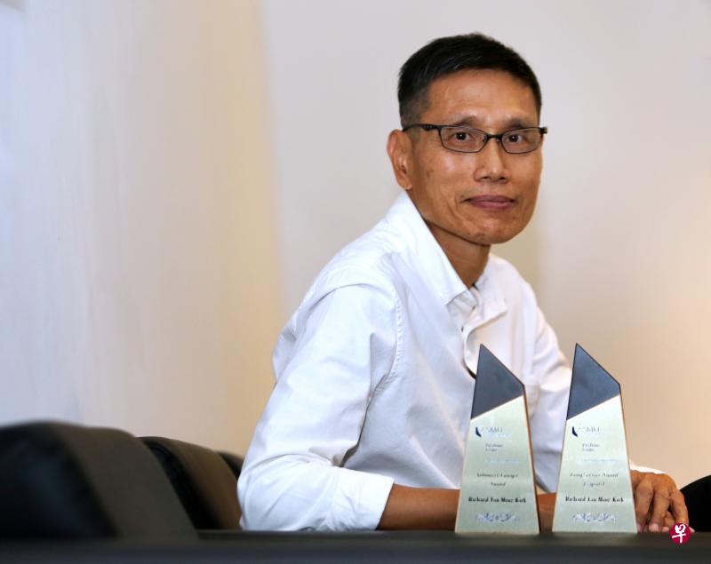 陈克明律师是新大法律诊所服务年限最长且次数最多的义务律师,获新大无偿法律服务中心颁发奖状给予肯定。(萧紫薇摄) 陈克明律师是新大法律诊所服务年限最长且次数最多的义务律师,获新大无偿法律服务中心颁发奖状给予肯定。(萧紫薇摄)