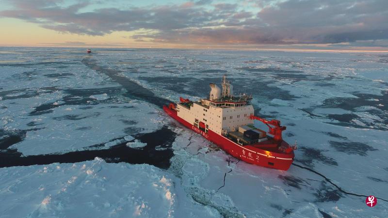 11月19日航行在南极圈内浮冰区的“雪龙2”号和“雪龙”号。(新华社) 11月19日航行在南极圈内浮冰区的“雪龙2”号和“雪龙”号。(新华社)