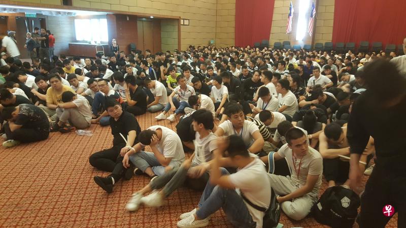 马国移民局周三在赛城破获今年最大规模的诈骗团伙,逮捕680名中国籍涉案者,并将他们带到移民局总部的礼堂等候处置。(移民局面簿照片) 马国移民局周三在赛城破获今年最大规模的诈骗团伙,逮捕680名中国籍涉案者,并将他们带到移民局总部的礼堂等候处置。(移民局面簿照片)