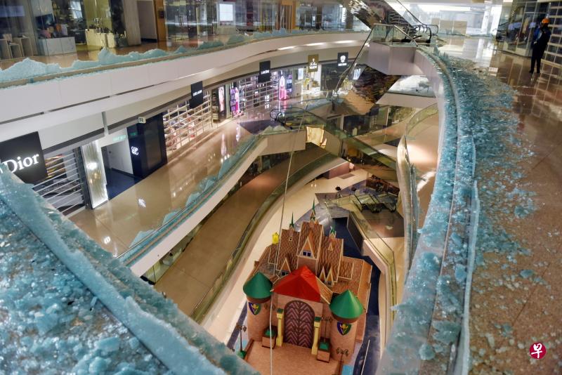 丰树北亚商业信托在香港九龙塘的又一城商场(Festival Walk)遭示威者大肆破坏,隔天商场内仍满地是碎玻璃。(EPA照片) 丰树北亚商业信托在香港九龙塘的又一城商场(Festival Walk)遭示威者大肆破坏,隔天商场内仍满地是碎玻璃。(EPA照片)