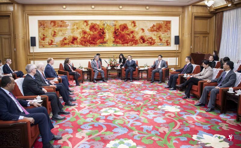 中共中央政治局委员、中央外事工作委员会办公室主任杨洁篪昨天在北京会见来华出席第十一届中美政党对话的美国共和、民主两党代表团。(新华社) 中共中央政治局委员、中央外事工作委员会办公室主任杨洁篪昨天在北京会见来华出席第十一届中美政党对话的美国共和、民主两党代表团。(新华社)