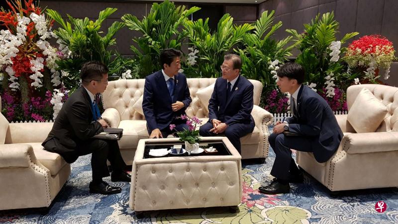 11月,安倍晋三(左2)和文在寅(右2)到泰国曼谷出席亚细安系列会议时,在会议场边举行了会谈。(路透社) 11月,安倍晋三(左2)和文在寅(右2)到泰国曼谷出席亚细安系列会议时,在会议场边举行了会谈。(路透社)