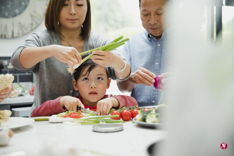 帮助改善挑食习惯的方法之一是,让孩子帮忙准备健康的餐食。(istock) 帮助改善挑食习惯的方法之一是,让孩子帮忙准备健康的餐食。(istock)