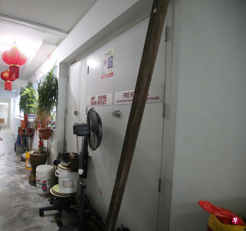 金文泰三座组屋和多层停车场内多个楼层的消防栓和水管隔间被居民私自当成储藏室，堆满大量电器和家具等杂物。一旦发生火患，杂物可能会妨碍民防人员使用消防栓或消防软管灭火，危及居民的生命财产。（唐家鸿摄）