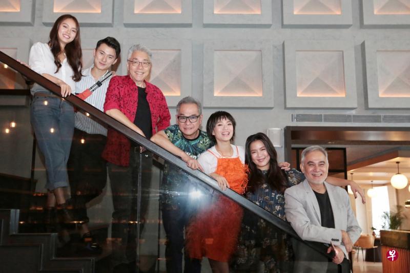 《老友万岁》开播后收视不俗,演员在同名电视电影继续飙戏。 《老友万岁》开播后收视不俗,演员在同名电视电影继续飙戏。