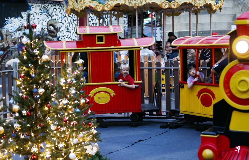 *SCAPE圣诞村设有儿童游乐园、街头美食站和演唱会舞台,供全家大小尽情享乐。(陈渊庄摄) *SCAPE圣诞村设有儿童游乐园、街头美食站和演唱会舞台,供全家大小尽情享乐。(陈渊庄摄)