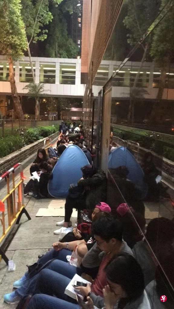 年轻香港选民接受网上呼吁通宵等候票站开门。(易锐民摄) 年轻香港选民接受网上呼吁通宵等候票站开门。(易锐民摄)