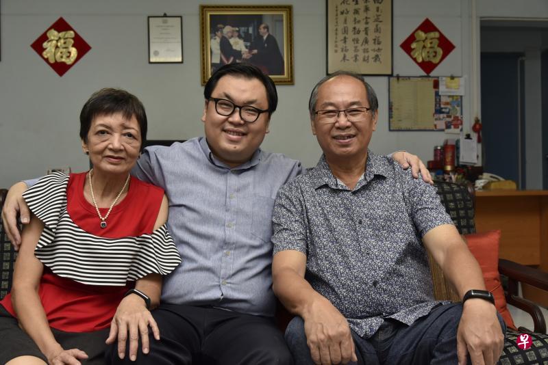 苏章恺感念父母一直默默陪伴着他们三兄弟,却又任由他们自由发展。 苏章恺感念父母一直默默陪伴着他们三兄弟,却又任由他们自由发展。