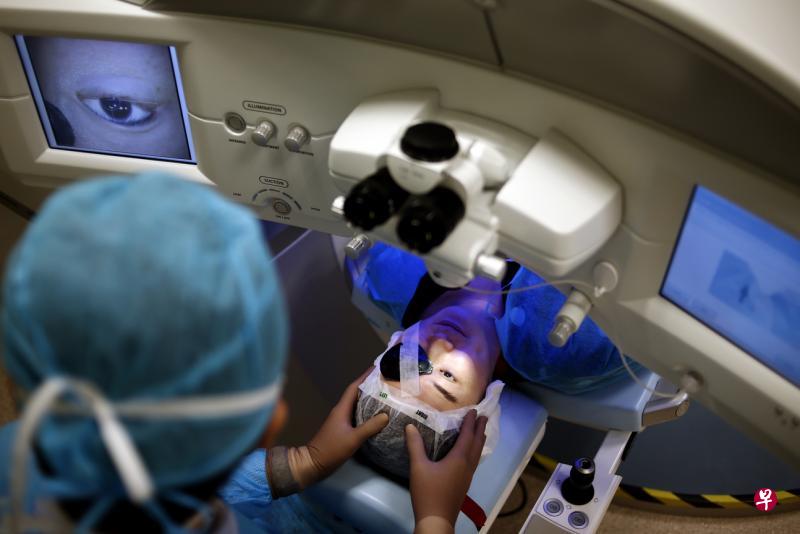 罗斯曼副教授说,若由经验丰富的外科医生动刀,激光矫正视力可以算是最安全的外科手术之一。(档案照) 罗斯曼副教授说,若由经验丰富的外科医生动刀,激光矫正视力可以算是最安全的外科手术之一。(档案照)