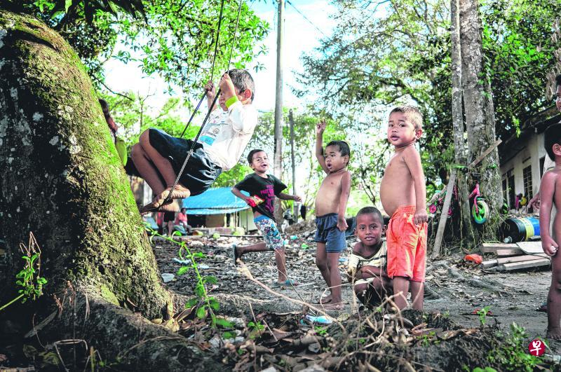孩子们对外来人充满好奇。 孩子们对外来人充满好奇。