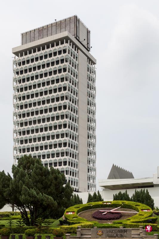 吉隆坡凤梨皮外观的国会大厦是马来西亚具代表性的现代主义建筑。 吉隆坡凤梨皮外观的国会大厦是马来西亚具代表性的现代主义建筑。