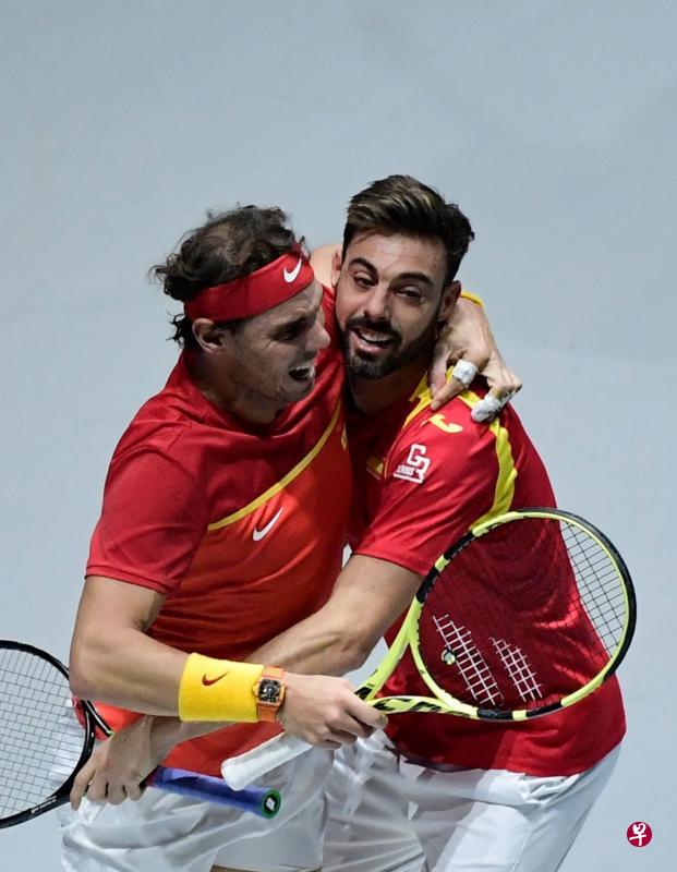 ▲纳达尔(左)与搭档格拉诺勒斯在双打赛获胜后,拥抱庆祝西班牙队晋级半决赛。(法新社) ▲纳达尔(左)与搭档格拉诺勒斯在双打赛获胜后,拥抱庆祝西班牙队晋级半决赛。(法新社)