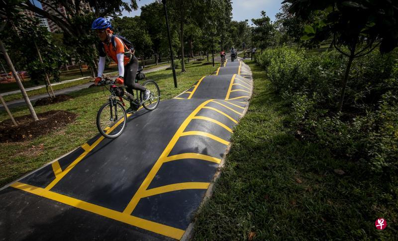 东海岸公园脚踏车休闲园区的进阶区设有不少富挑战性的车道,如图中的波浪状车道。(叶振忠摄) 东海岸公园脚踏车休闲园区的进阶区设有不少富挑战性的车道,如图中的波浪状车道。(叶振忠摄)