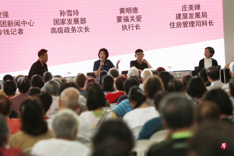 内政部兼国家发展部高级政务次长孙雪玲(左二)连同蒙福关爱执行长黄明德(右二)、建屋发展局住房管理司科长庄美婵(右一)为公众解答与屋契回购计划有关的问题。华文媒体集团新闻中心记者涂健强(左一)是其中一名主持人。(陈渊庄摄) 内政部兼国家发展部高级政务次长孙雪玲(左二)连同蒙福关爱执行长黄明德(右二)、建屋发展局住房管理司科长庄美婵(右一)为公众解答与屋契回购计划有关的问题。华文媒体集团新闻中心记者涂健强(左一)是其中一名主持人。(陈渊庄摄)