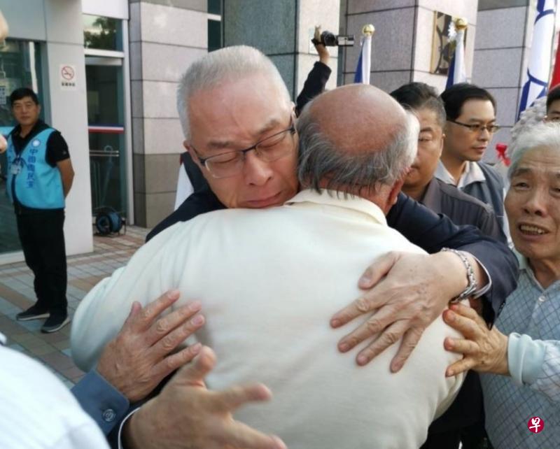 国民党主席吴敦义(中)早前把自己列入不分区立委提名安全名单,引发党内质疑声浪;他的支持者11月13日到国民党中央党部前发表声明挺吴,让吴敦义当场与支持者拥抱痛哭。(自由时报) 国民党主席吴敦义(中)早前把自己列入不分区立委提名安全名单,引发党内质疑声浪;他的支持者11月13日到国民党中央党部前发表声明挺吴,让吴敦义当场与支持者拥抱痛哭。(自由时报)