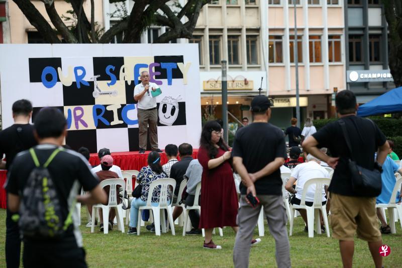 人民力量党秘书长吴明盛(面对镜头)认为,政府应拟定条例管制违规骑士,而不是作出影响电板车送餐员生计的决定。(邝启聪摄) 人民力量党秘书长吴明盛(面对镜头)认为,政府应拟定条例管制违规骑士,而不是作出影响电板车送餐员生计的决定。(邝启聪摄)