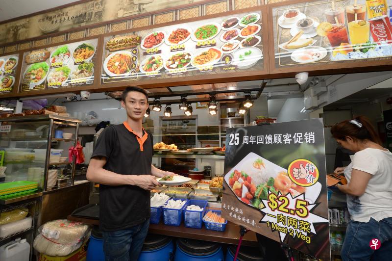 德惠巷第143座组屋两间咖啡店共有两摊毗连式的菜饭摊,但受访者不担心引起削价战。(潘丰源 摄影) 德惠巷第143座组屋两间咖啡店共有两摊毗连式的菜饭摊,但受访者不担心引起削价战。(潘丰源 摄影)