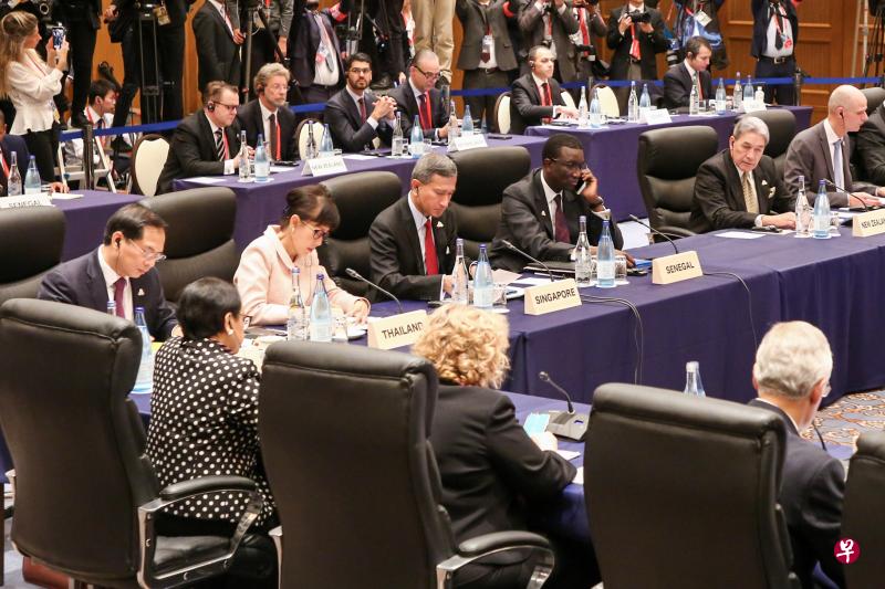 外交部长维文医生(前排右四)在二十国集团外长峰会上重申支持全球治理体系的需要。(外交部提供) 外交部长维文医生(前排右四)在二十国集团外长峰会上重申支持全球治理体系的需要。(外交部提供)