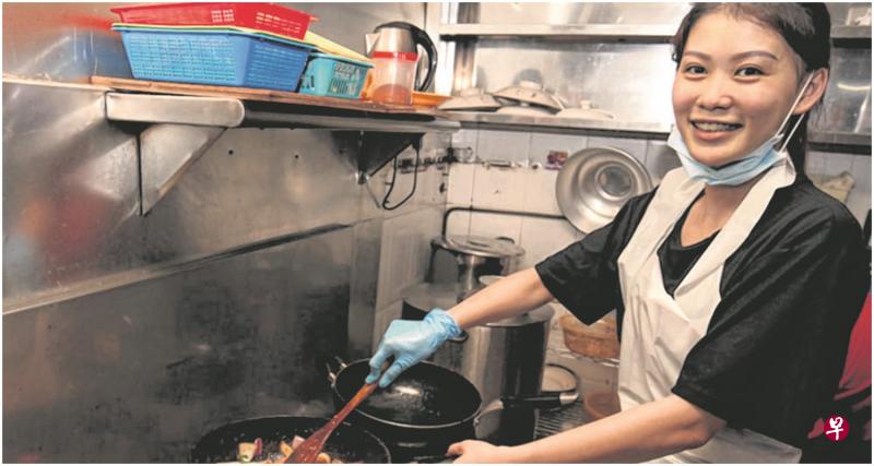 林丽香上网看视频和学食谱,自学烹饪鸡公煲,还和丈夫一起创业卖鸡公煲。 林丽香上网看视频和学食谱,自学烹饪鸡公煲,还和丈夫一起创业卖鸡公煲。