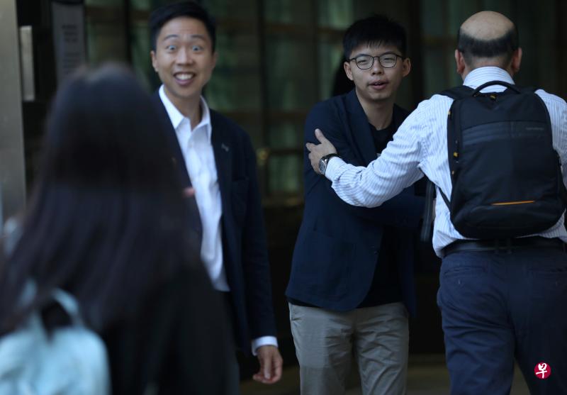 林浩波(左一)今早与黄之锋(左二)今早到港铁站外谢票。(路透社) 林浩波(左一)今早与黄之锋(左二)今早到港铁站外谢票。(路透社)