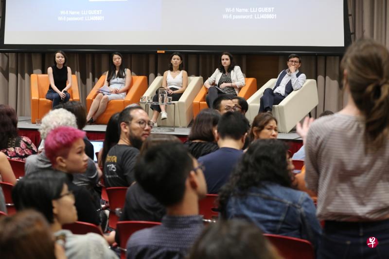 妇女行动及研究协会举办讨论会,与现场公众讨论借助科技干案的案件对受害者造成的影响,以及如何对抗性暴力。参与讨论会的包括国大学生马芸(台上左三)。(梁麒麟摄) 妇女行动及研究协会举办讨论会,与现场公众讨论借助科技干案的案件对受害者造成的影响,以及如何对抗性暴力。参与讨论会的包括国大学生马芸(台上左三)。(梁麒麟摄)