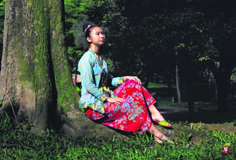 小娘惹何莉泌身上穿的长袖上衣叫做Baju Kebaya,这是从早期的传统长袍Baju Panjang演变过来的手绣蕾丝Kebaya。搭配长袖上衣的直筒裙叫Batik Sarong,和上衣一样,裙子也多绘以花鸟图案。 小娘惹何莉泌身上穿的长袖上衣叫做Baju Kebaya,这是从早期的传统长袍Baju Panjang演变过来的手绣蕾丝Kebaya。搭配长袖上衣的直筒裙叫Batik Sarong,和上衣一样,裙子也多绘以花鸟图案。