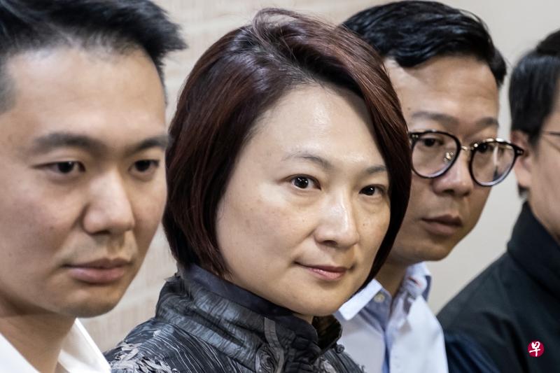 李慧琼(左二)今早说,就民建联在区议会选举失利,已向民建联中委会提出请辞,不过中委会不同意她的请辞。(彭博社) 李慧琼(左二)今早说,就民建联在区议会选举失利,已向民建联中委会提出请辞,不过中委会不同意她的请辞。(彭博社)