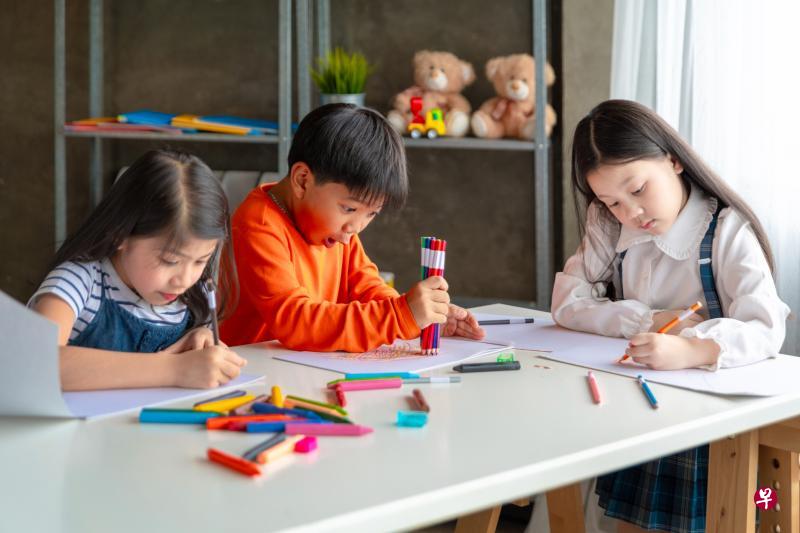 要提升孩子的专注度,除了及时肯定孩子的好习惯,也要提前处理好可能干扰孩子注意力的因素。(iStock图片) 要提升孩子的专注度,除了及时肯定孩子的好习惯,也要提前处理好可能干扰孩子注意力的因素。(iStock图片)