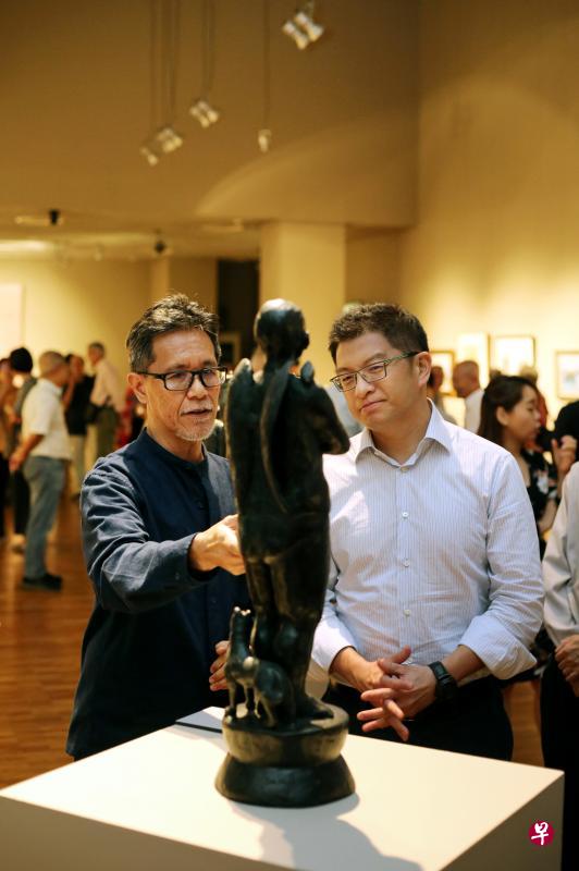 林序毅(左)向本届潮人艺术展主宾——义安公司总理张绵耀,介绍他的铸铜人物作品。(龙国雄摄) 林序毅(左)向本届潮人艺术展主宾——义安公司总理张绵耀,介绍他的铸铜人物作品。(龙国雄摄)