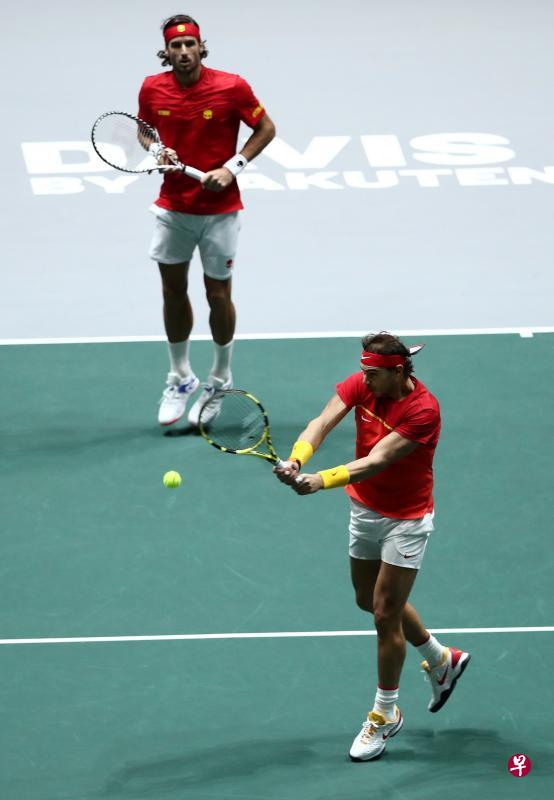 纳达尔(前)与队友洛佩兹在双打项目表现出色,助西班牙队自2012年后再度闯入戴维斯杯决赛。(路透社) 纳达尔(前)与队友洛佩兹在双打项目表现出色,助西班牙队自2012年后再度闯入戴维斯杯决赛。(路透社)