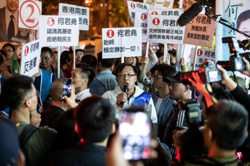 香港建制派候选人何君尧(中)在区议会选举中落败。(法新社) 香港建制派候选人何君尧(中)在区议会选举中落败。(法新社)
