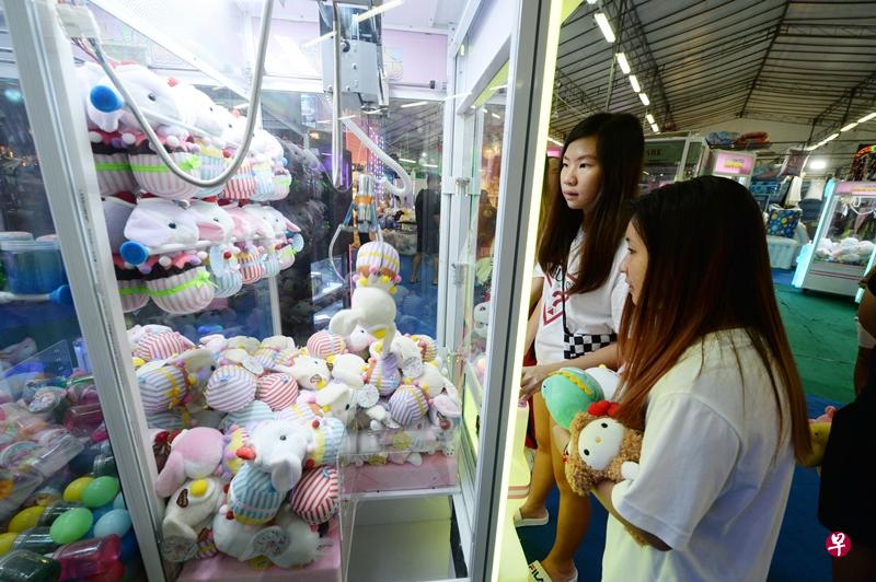 夹娃娃机深受年轻人欢迎,引起一些家长关注。(潘丰源摄) 夹娃娃机深受年轻人欢迎,引起一些家长关注。(潘丰源摄)