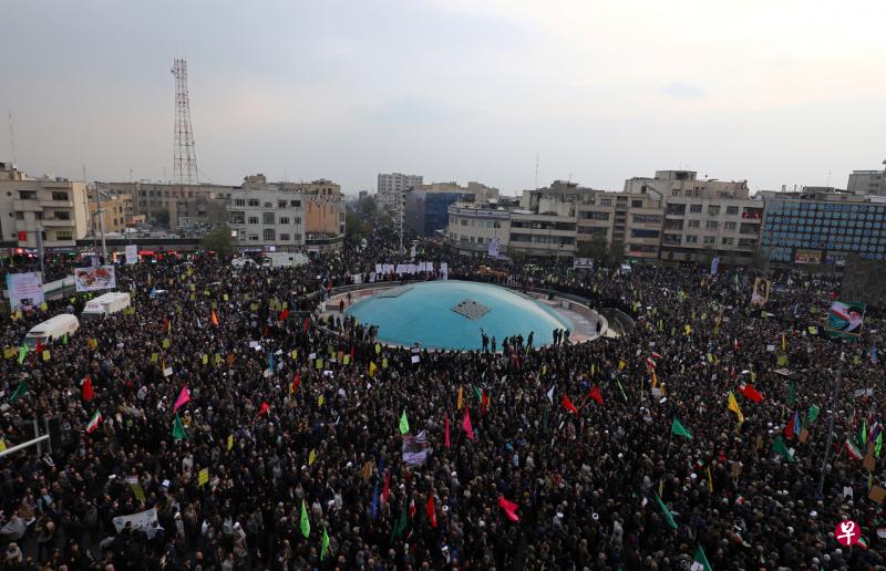11月25日,大量伊朗民众在德黑兰市中心举行集会,抗议美国等外部势力干涉伊朗事务。(路透社) 11月25日,大量伊朗民众在德黑兰市中心举行集会,抗议美国等外部势力干涉伊朗事务。(路透社)