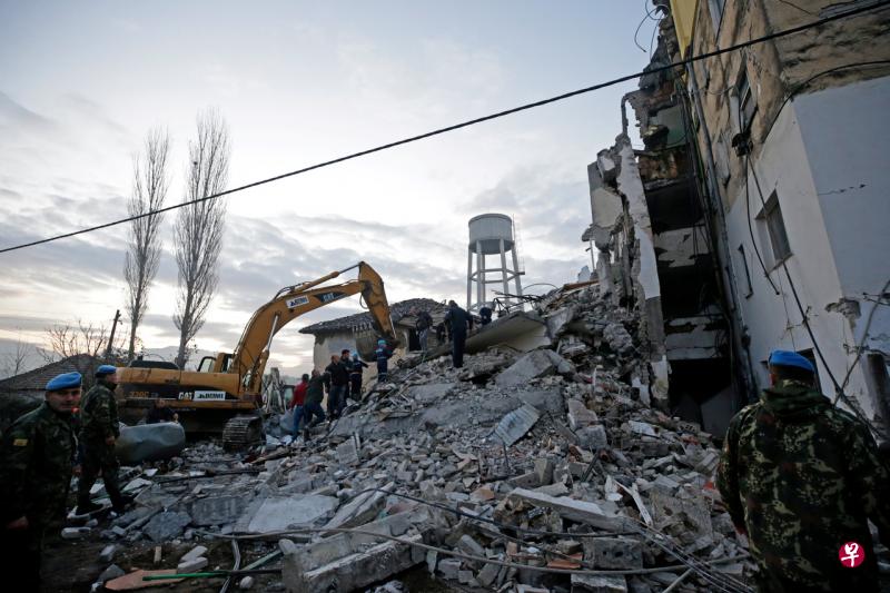 地震在天亮前发生,恐怕有不少居民受困。(路透社) 地震在天亮前发生,恐怕有不少居民受困。(路透社)