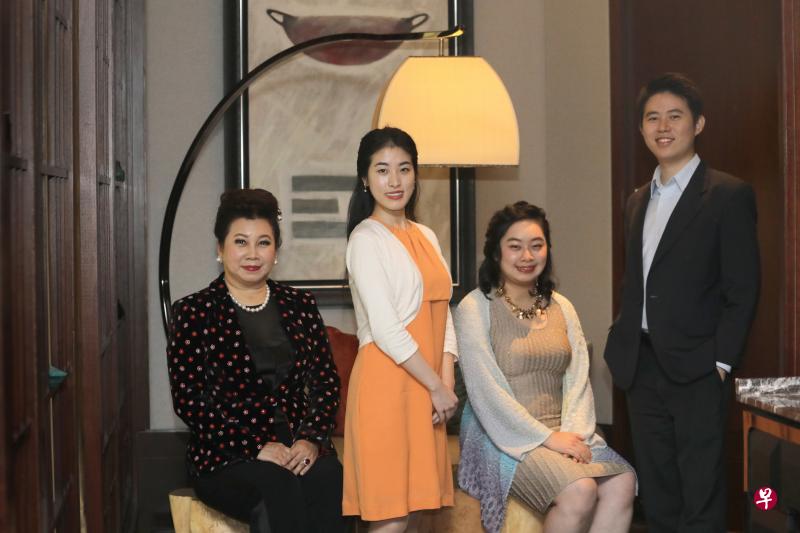 (左起)Kris Foundation创始人陈丽萍、青年竖琴家白佳玉、作曲家林康宁和青年钢琴家陈平静携手呈献“双琴记”音乐会。 (左起)Kris Foundation创始人陈丽萍、青年竖琴家白佳玉、作曲家林康宁和青年钢琴家陈平静携手呈献“双琴记”音乐会。