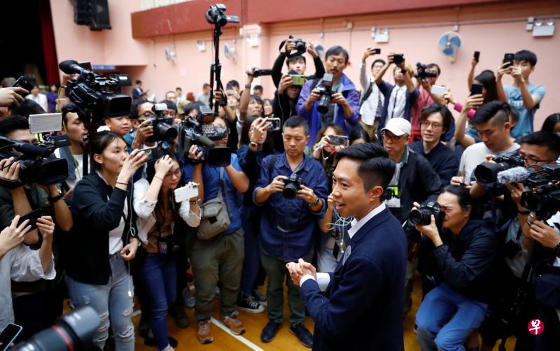 替代香港众志秘书长黄之锋参选的林浩波昨天凌晨在当选海怡西区议员后,在投票站会见媒体。(路透社) 替代香港众志秘书长黄之锋参选的林浩波昨天凌晨在当选海怡西区议员后,在投票站会见媒体。(路透社)