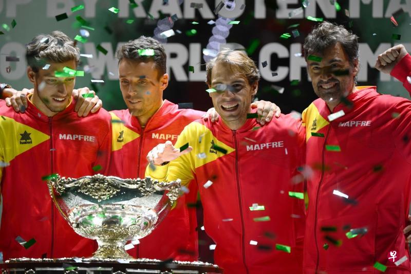 西班牙队夺得戴维斯杯,右二为夺冠功臣纳达尔。(法新社) 西班牙队夺得戴维斯杯,右二为夺冠功臣纳达尔。(法新社)