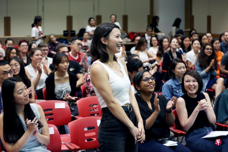 国大学生马芸(前排站立者)昨晚出席妇女行动及研究协会举办的讨论会,同与会者讨论借助科技干案对受害者造成的影响,与会者也为她在数周前获颁协会的“勇敢女性奖”鼓掌及喝彩。(梁麒麟摄) 国大学生马芸(前排站立者)昨晚出席妇女行动及研究协会举办的讨论会,同与会者讨论借助科技干案对受害者造成的影响,与会者也为她在数周前获颁协会的“勇敢女性奖”鼓掌及喝彩。(梁麒麟摄)