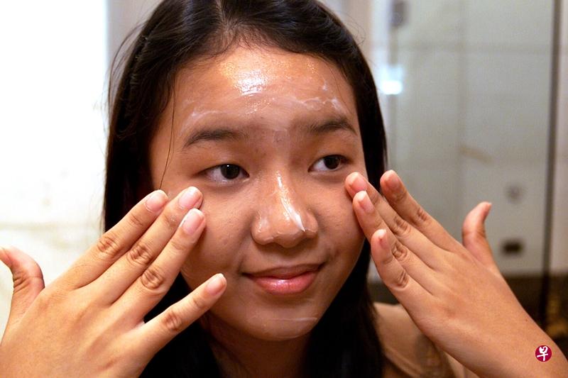 洗脸时手法要轻柔,以免伤害眼周肌肤,引起松弛。(档案照) 洗脸时手法要轻柔,以免伤害眼周肌肤,引起松弛。(档案照)