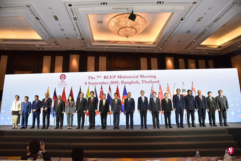 16个RCEP成员国的代表参加星期天在泰国曼谷举行的第七届RCEP部长级会议,讨论自上一次在北京开会后所取得的进展。(中新社) 16个RCEP成员国的代表参加星期天在泰国曼谷举行的第七届RCEP部长级会议,讨论自上一次在北京开会后所取得的进展。(中新社)