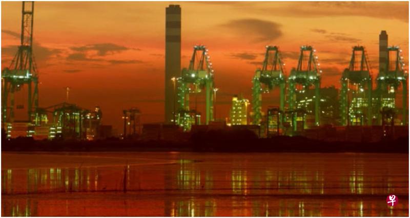 《幻土》剧照中,绚丽晚霞笼罩的大士填海地段,如梦似幻。(互联网) 《幻土》剧照中,绚丽晚霞笼罩的大士填海地段,如梦似幻。(互联网)