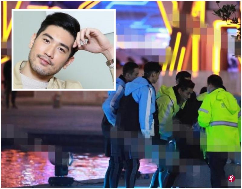 高以翔晕倒昏迷,现场众人围在他身边。(互联网) 高以翔晕倒昏迷,现场众人围在他身边。(互联网)