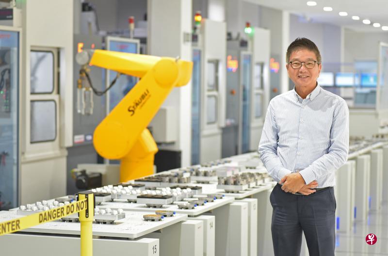 冯氏精密机械与制造公司总裁冯树帆说,业务发展是需要人来完成的,引进人才是他现在一大任务。 冯氏精密机械与制造公司总裁冯树帆说,业务发展是需要人来完成的,引进人才是他现在一大任务。