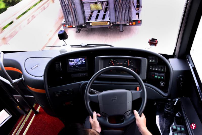 康福德高巴士将在下月1日启用四辆沃尔沃B8R款式的巴士,它们具备防撞警报和紧急刹车的功能。 (康福德高提供) 康福德高巴士将在下月1日启用四辆沃尔沃B8R款式的巴士,它们具备防撞警报和紧急刹车的功能。 (康福德高提供)